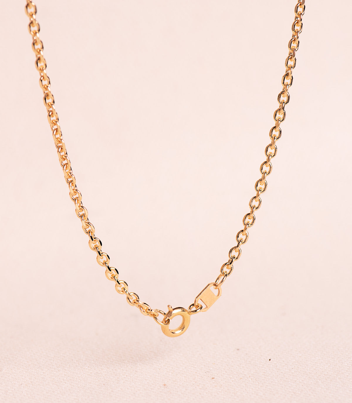 Detalle del eslabón tallado de la cadena de oro 18k forzada maciza de 2,3 mm