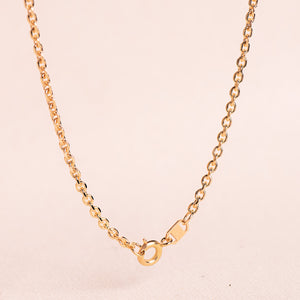 Detalle del eslabón tallado de la cadena de oro 18k forzada maciza de 2,3 mm