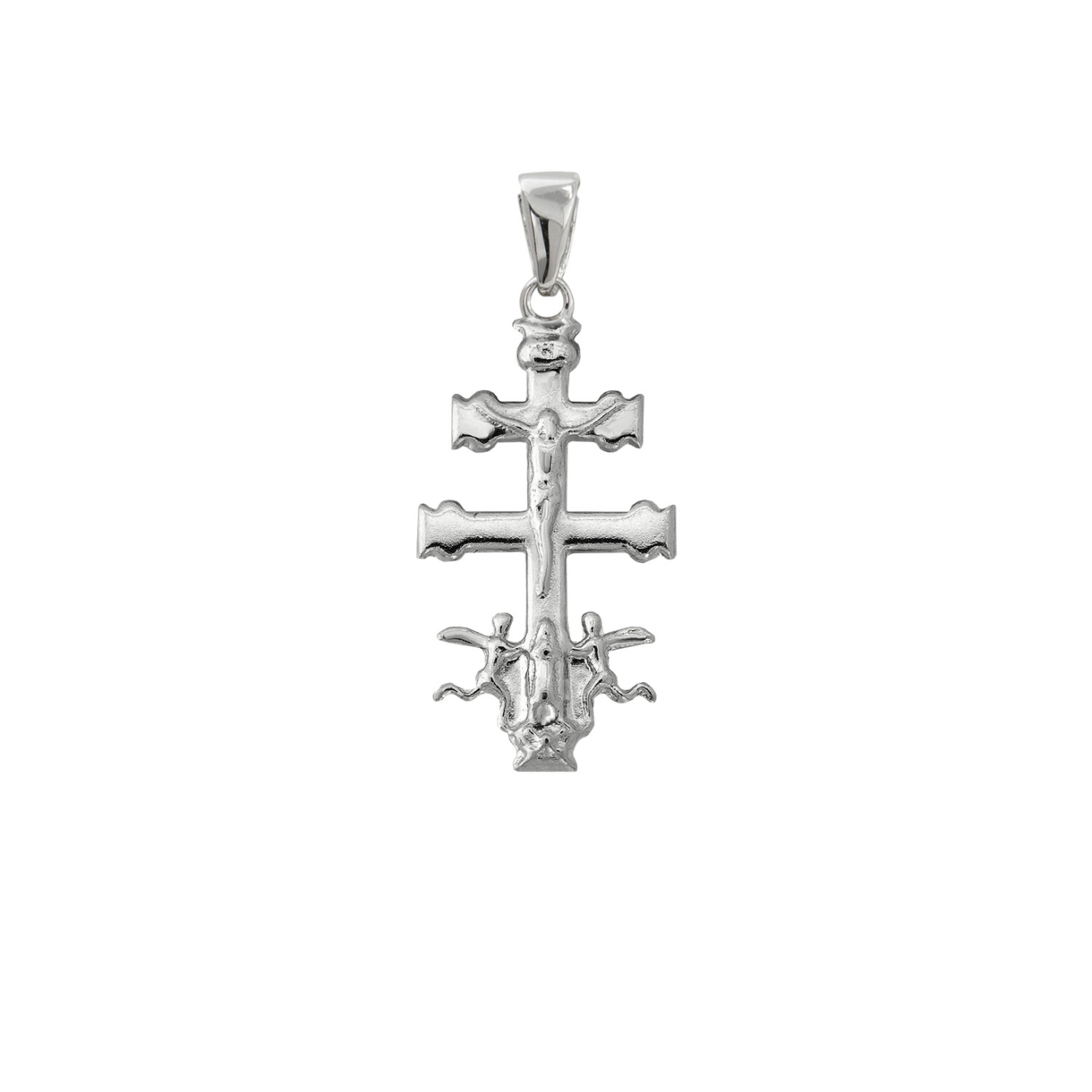 Colgante cruz de Caravaca de plata con Cristo y ángeles, de 17 mm de alto y 10 mm de ancho, sobre fondo blanco.