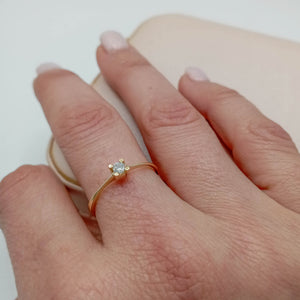 zoom de Solitario oro 18k con diamante de laboratorio en engaste cuadrado minimalista