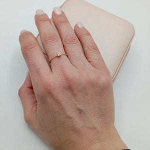 mano con Solitario oro 18k con diamante de laboratorio en engaste cuadrado minimalista