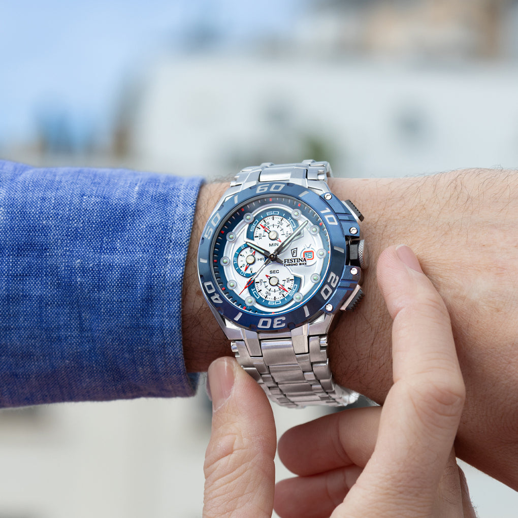 Reloj Festina Chrono Bike F20754/1 puesto en la muñeca