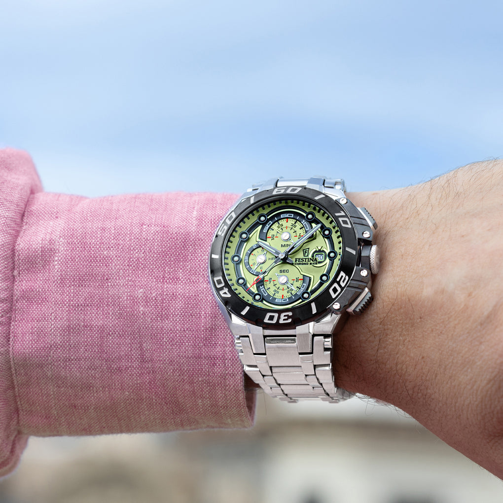 Reloj Festina Chrono Bike F20754/3 puesto en la muñeca