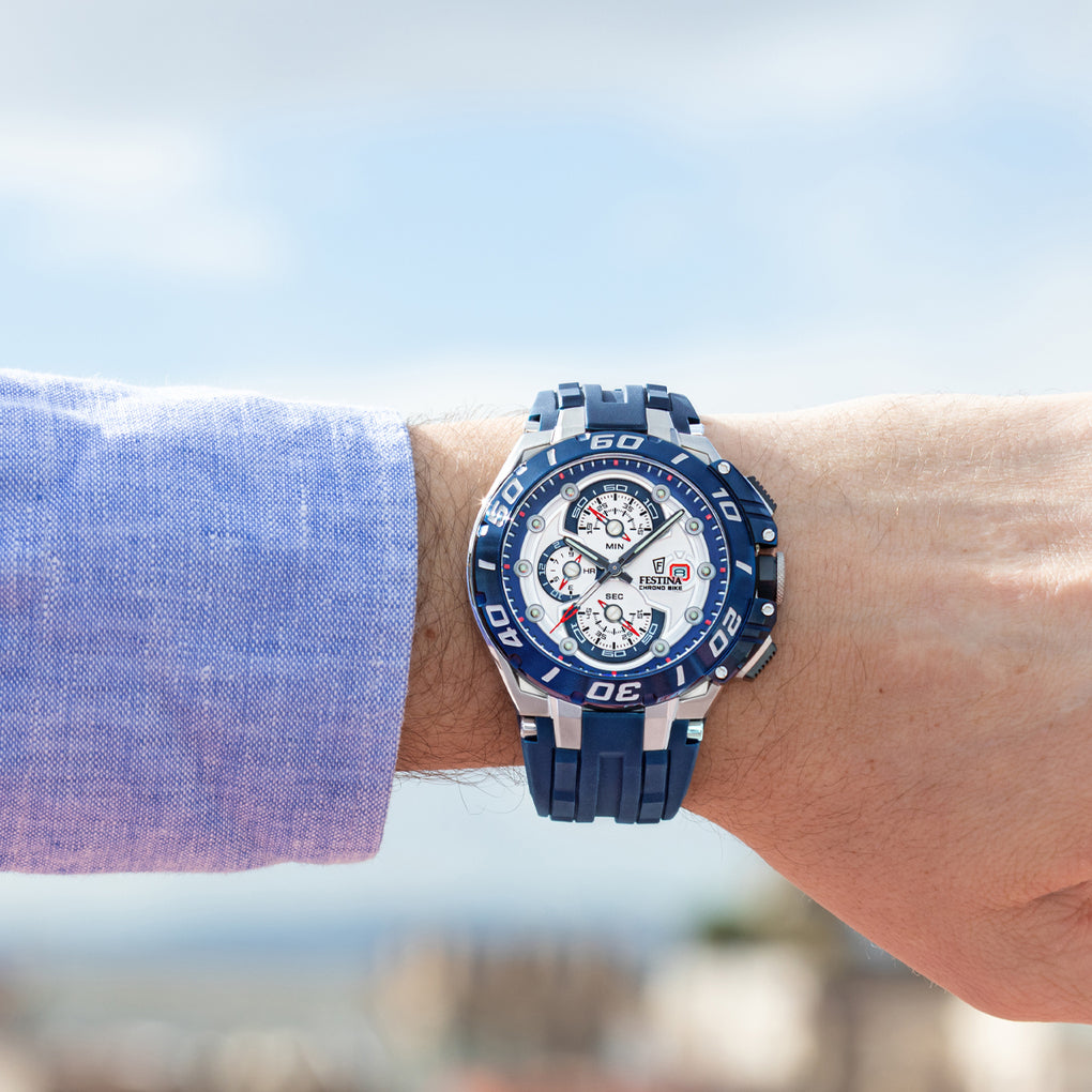 Reloj Festina Chrono Bike F20755/1 puesto en la muñeca