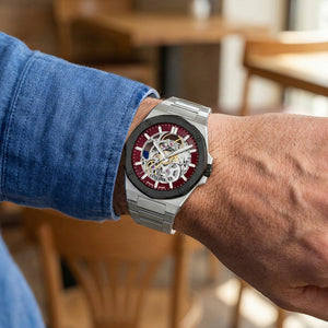Reloj Festina Swiss Made Automatic F22008/2 puesto en la muñeca