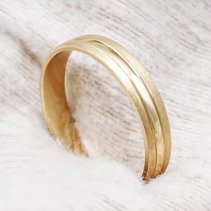 Alianza de oro 18k fabricada a mano de 4 mm de ancho matizada centro en brillo