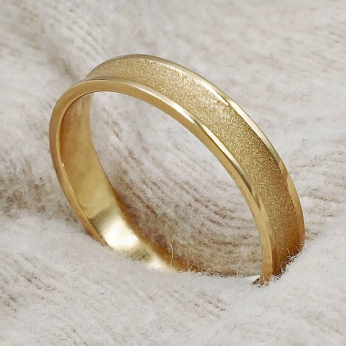 Alianza de oro 18k fabricada a mano de 5 mm de ancho matizada cóncava