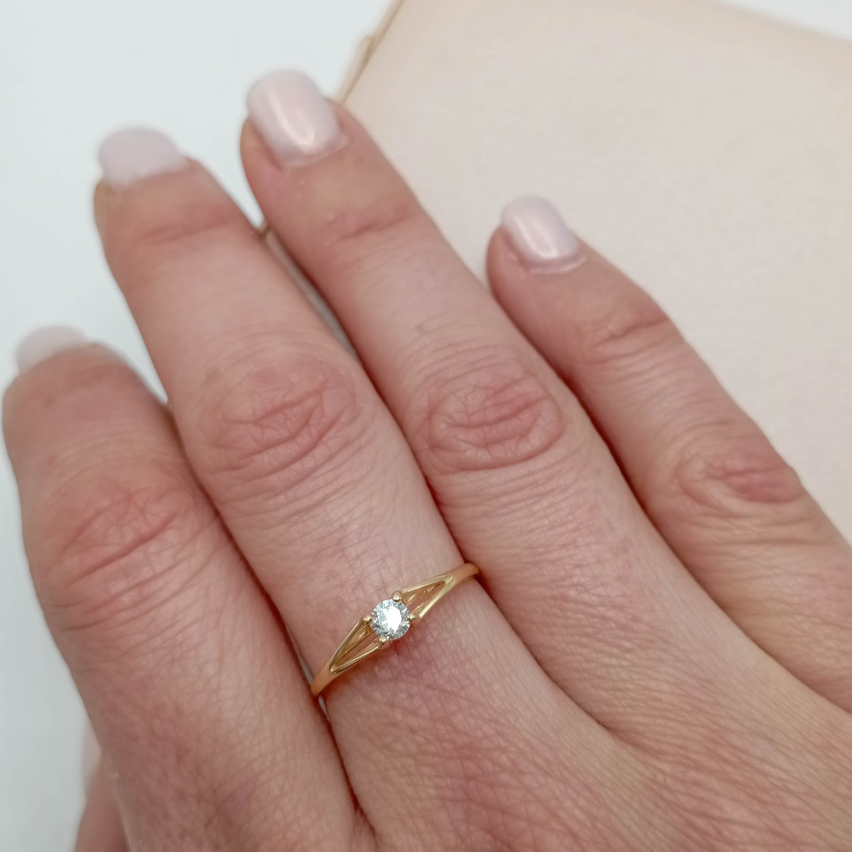 Solitario oro 18k con diamante de laboratorio y filigranas artesanales zoom
