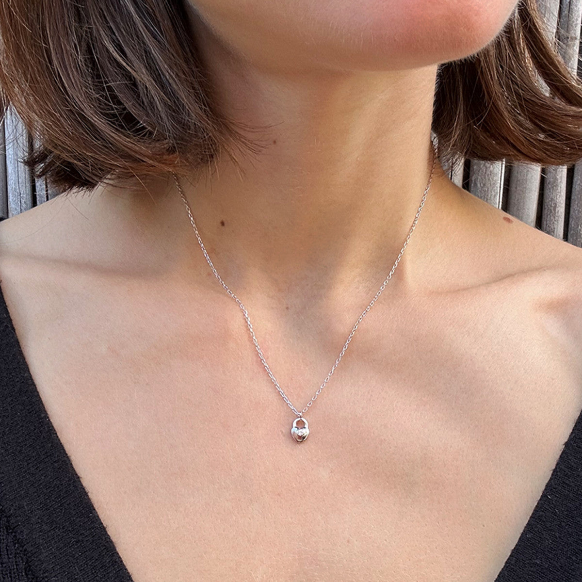 Gargantilla candado corazón de plata puesta