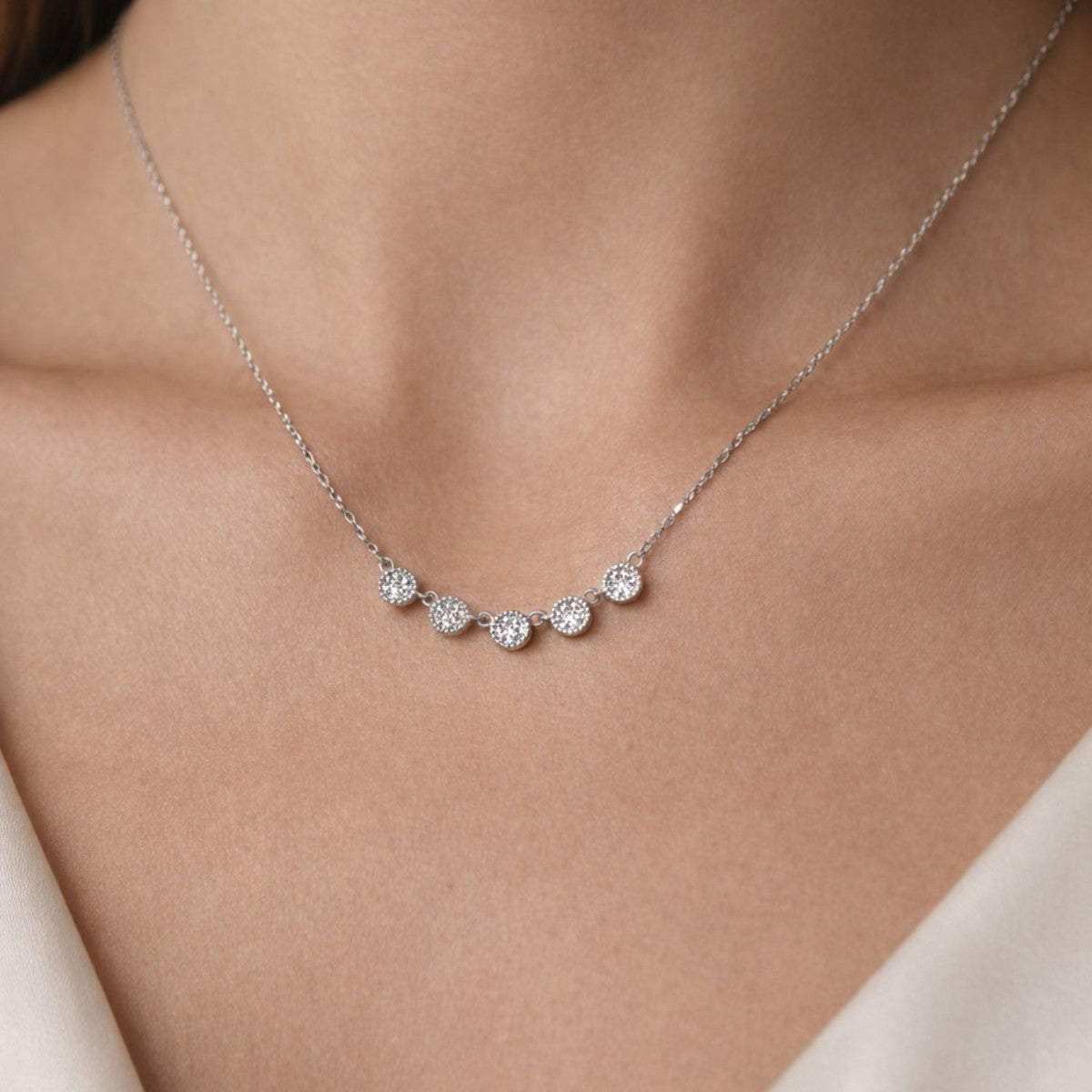 Gargantilla de cuatro rosetones de plata puesta
