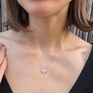 Gargantilla de plata con MINI colgante con pétalos de circonitas foto