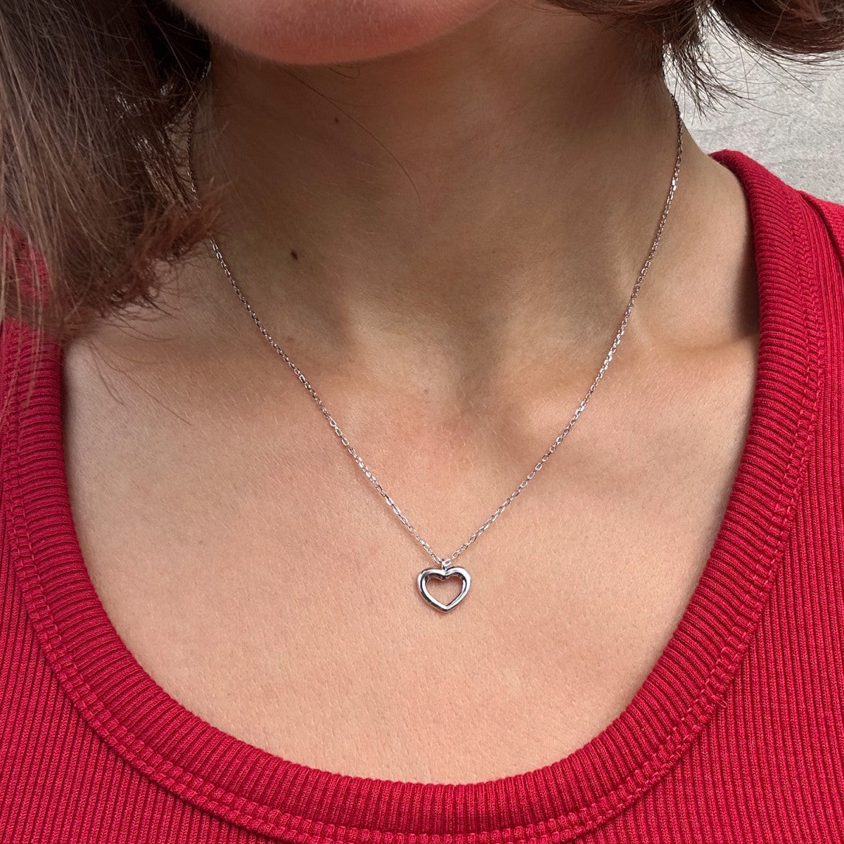 Gargantilla corazón de plata puesta