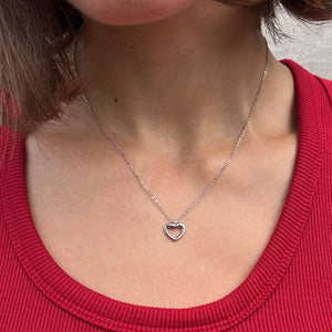 Gargantilla corazón de plata puesta