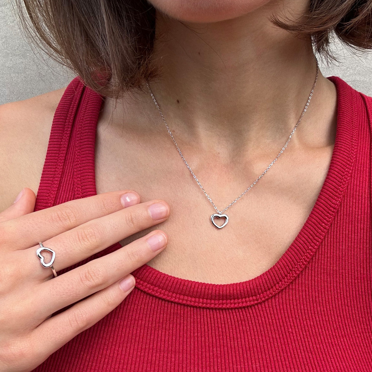 Detalle de la gargantilla corazón de plata