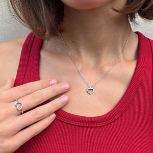 Detalle de la gargantilla corazón de plata
