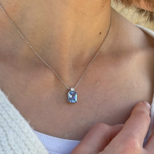 Gargantilla de plata con MINI colgante de circonita cuadrada color aguamarina