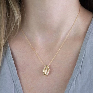 chica con Gargantilla plata 925, colgante ondulado con circonitas. Cadena ajustable 45-50 cm. Rodio o chapado en oro.