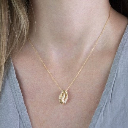 chica con Gargantilla plata 925, colgante ondulado con circonitas. Cadena ajustable 45-50 cm. Rodio o chapado en oro.