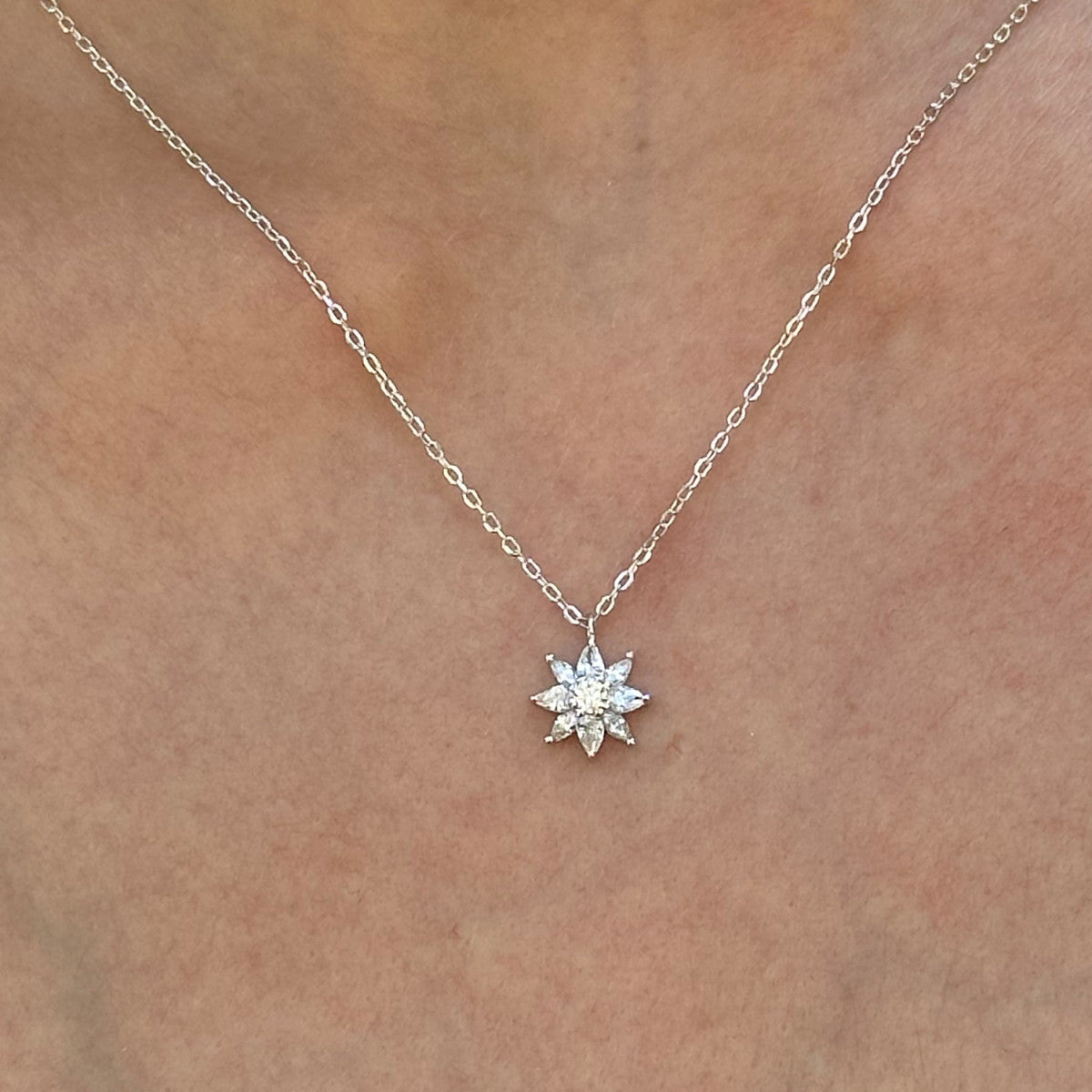 Gargantilla Elegance de plata puesta