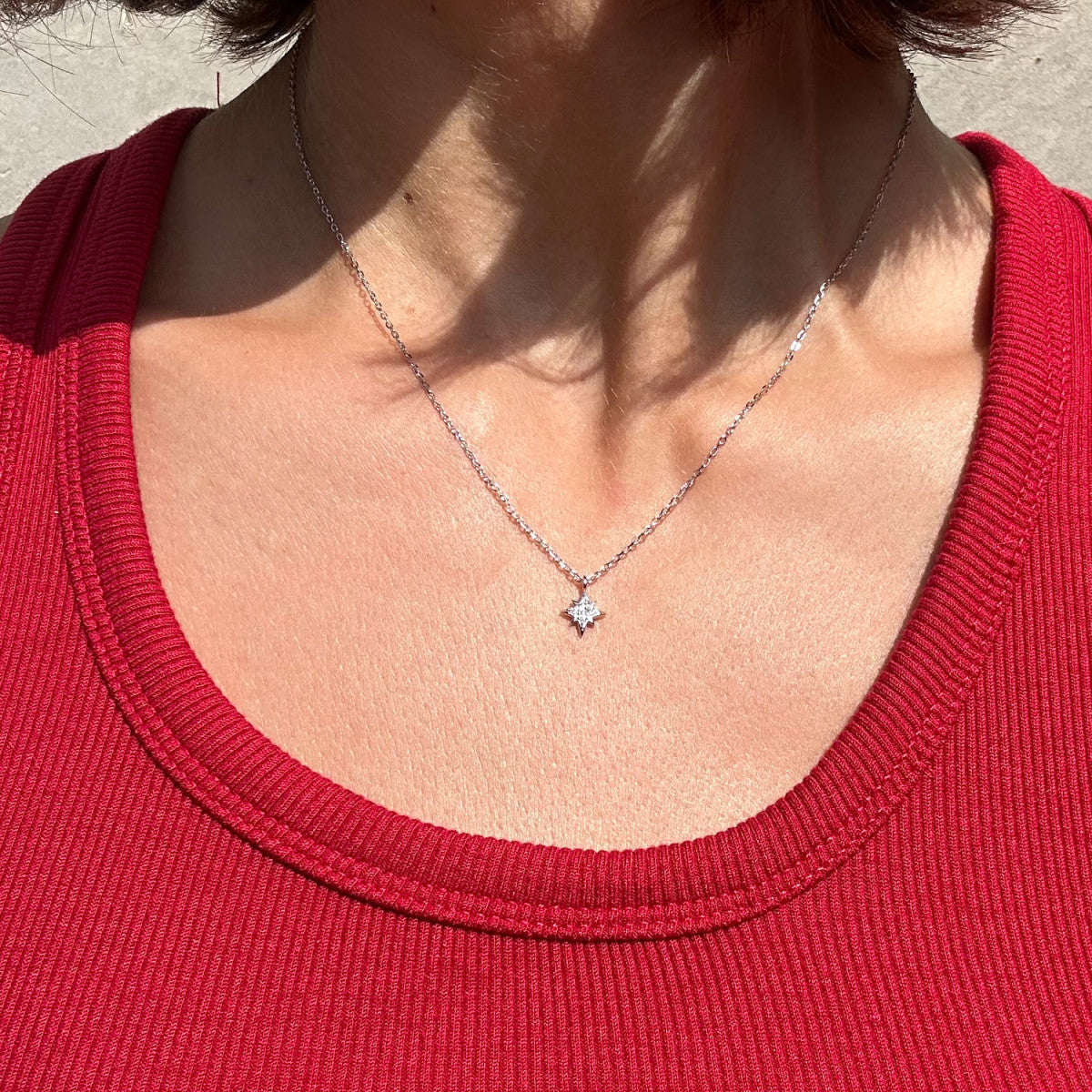Gargantilla estrella de plata puesta