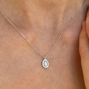 Gargantilla de plata de ley 925 con colgante en forma de gota cuajado de circonitas blancas