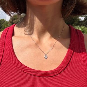 Gargantilla mano de Fátima de plata puesta
