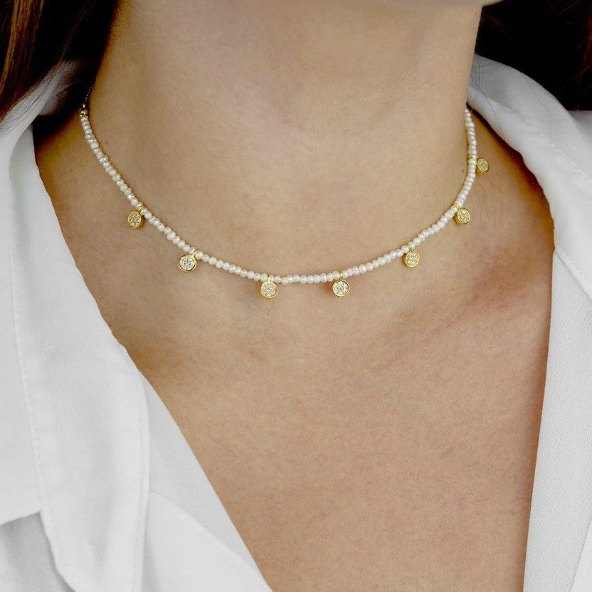 chica con Gargantilla choker plata 925 chapada en oro con miniperlas y circonitas colgantes. Ajustable 34-41 cm.