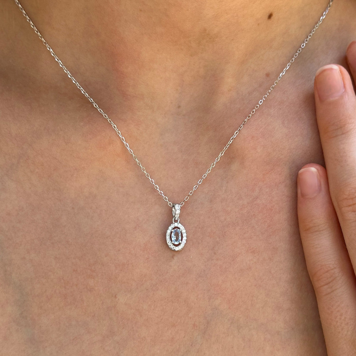 Gargantilla de plata con MINI colgante óvalo con circonita color aguamarina foto