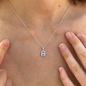 Gargantilla de plata con MINI colgante rectangular con circonita color aguamarina