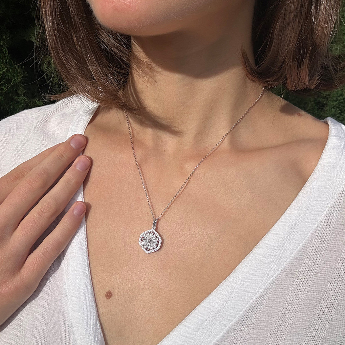 Gargantilla rosetón hexagonal de plata puesta