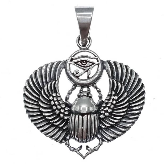 Colgante de plata de ley 925 con figura de escarabajo egipcio con alas y ojo de horus.