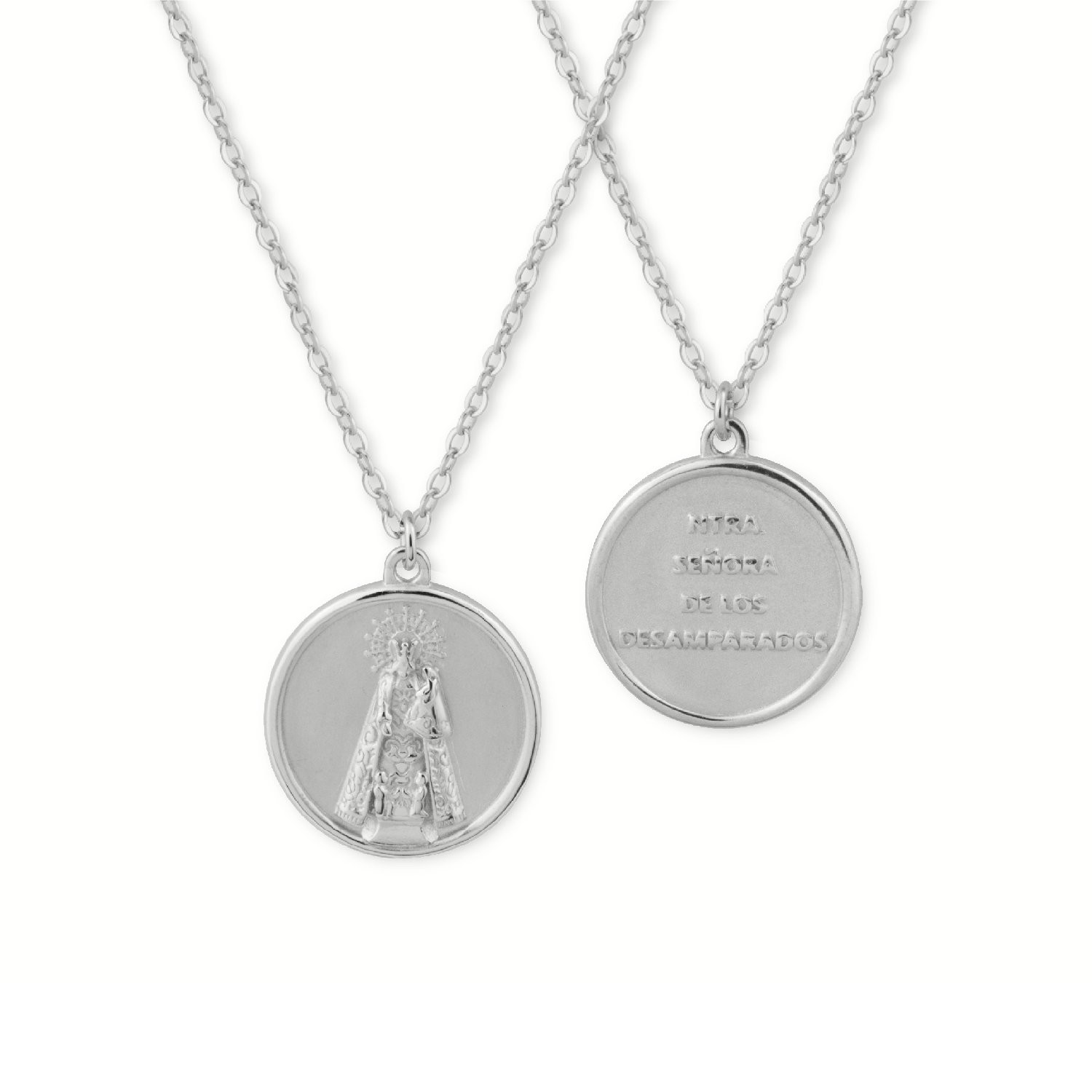 Gargantilla de la Virgen de los Desamparados de plata con baño de rodio circular de doble cara, de 18 mm de diámetro, con cadena de 44 + 5 cm, vistas del anverso y reverso, sobre fondo blanco.