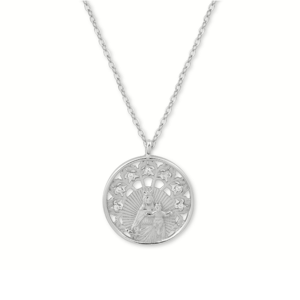 Gargantilla de la Virgen del Carmen de plata con baño de rodio calada con circonitas, de 22 mm de diámetro, con cadena de 44 + 5 cm, sobre fondo blanco.