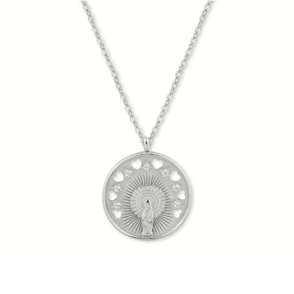 Gargantilla de la Virgen del Pilar de plata con baño de rodio calada con circonitas, de 22 mm de diámetro, con cadena de 44 + 5 cm, sobre fondo blanco.