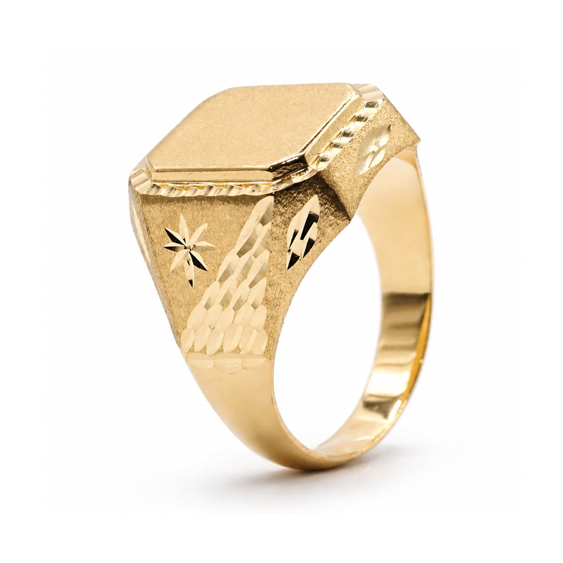 Sello oro 18k caballero con cantos biselados: vista lateral del brazo y los hombros