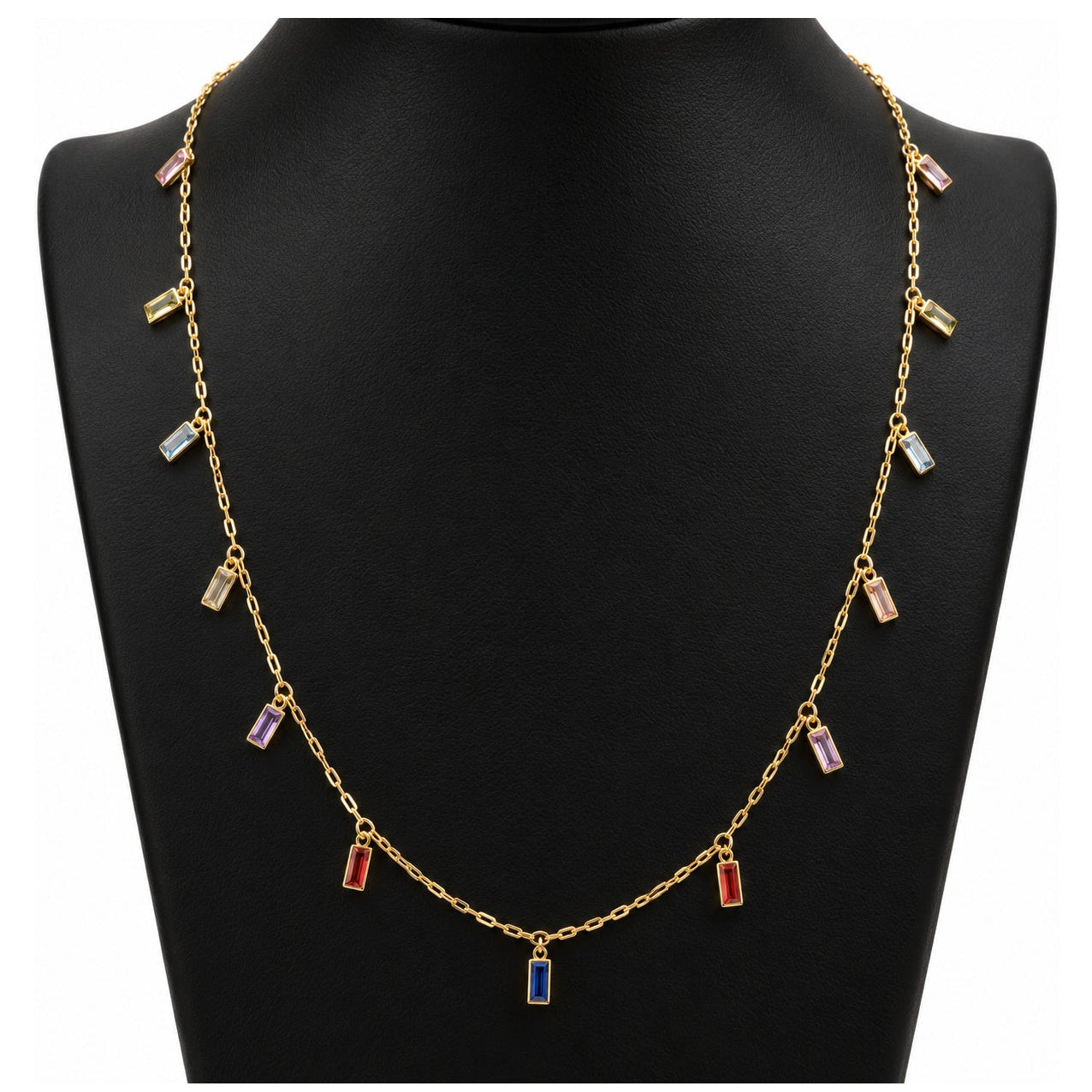 Collar de oro 18k con piedras multicolor colocado sobre un busto