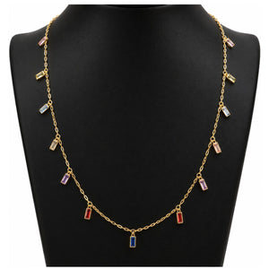 Collar de oro 18k con piedras multicolor colocado sobre un busto
