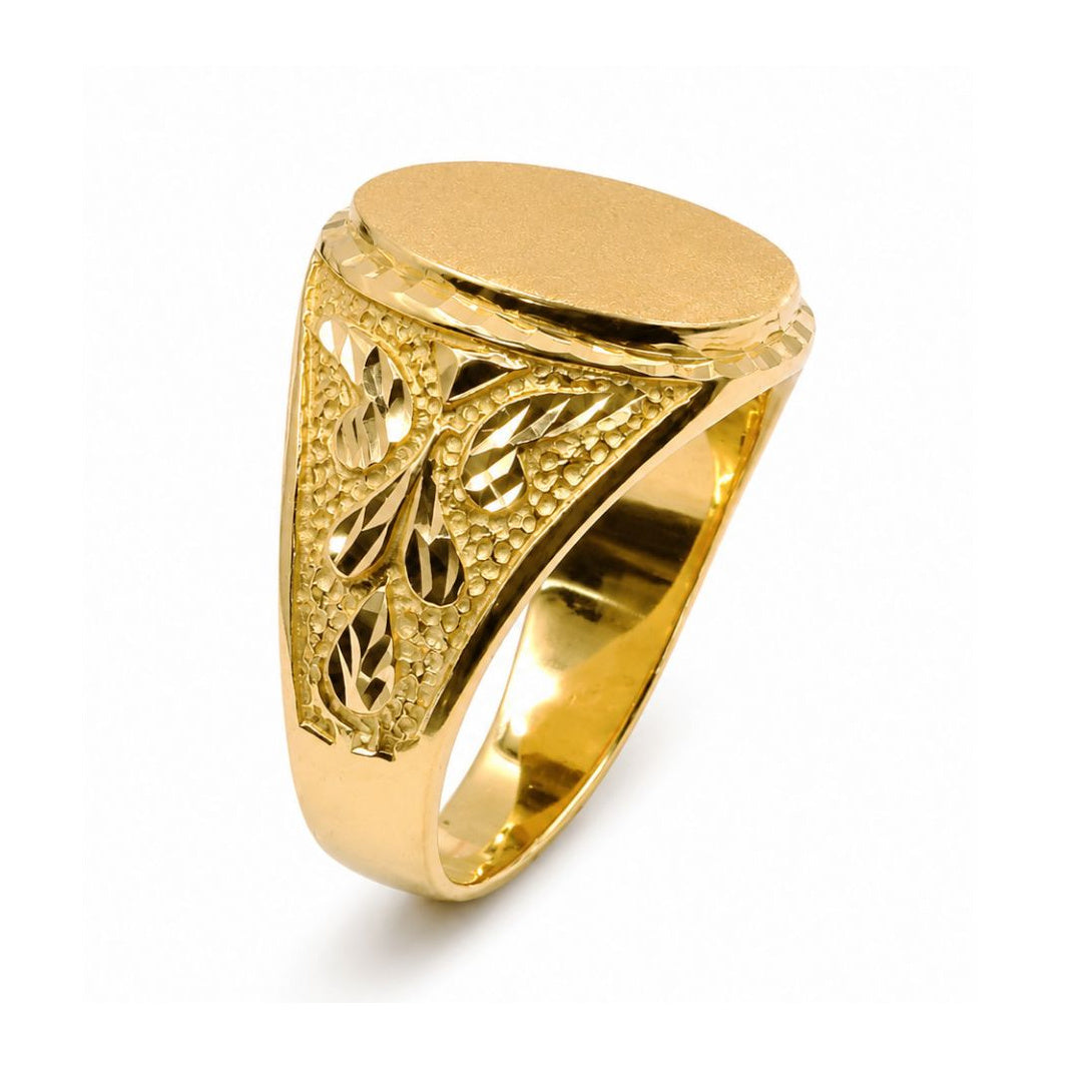 Sello oro 18k macizo oval con círculos: vista lateral del brazo y los hombros