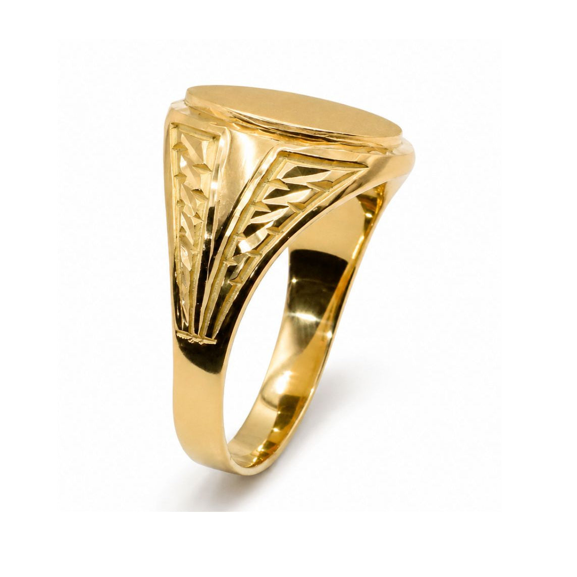 Sello ovalado macizo de oro 18k con rombos: vista lateral del brazo y los hombros
