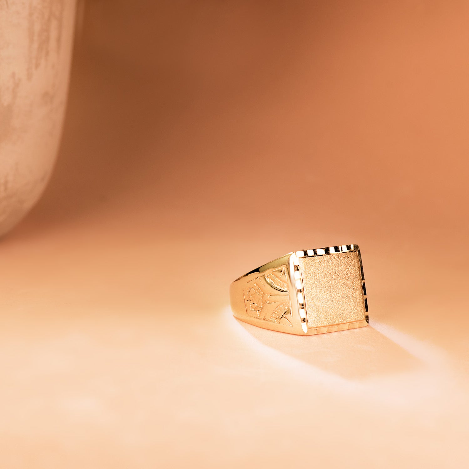 Detalle de sello de caballero en oro de ley 18k macizo tallado, frente rectangular de 15x13 mm
