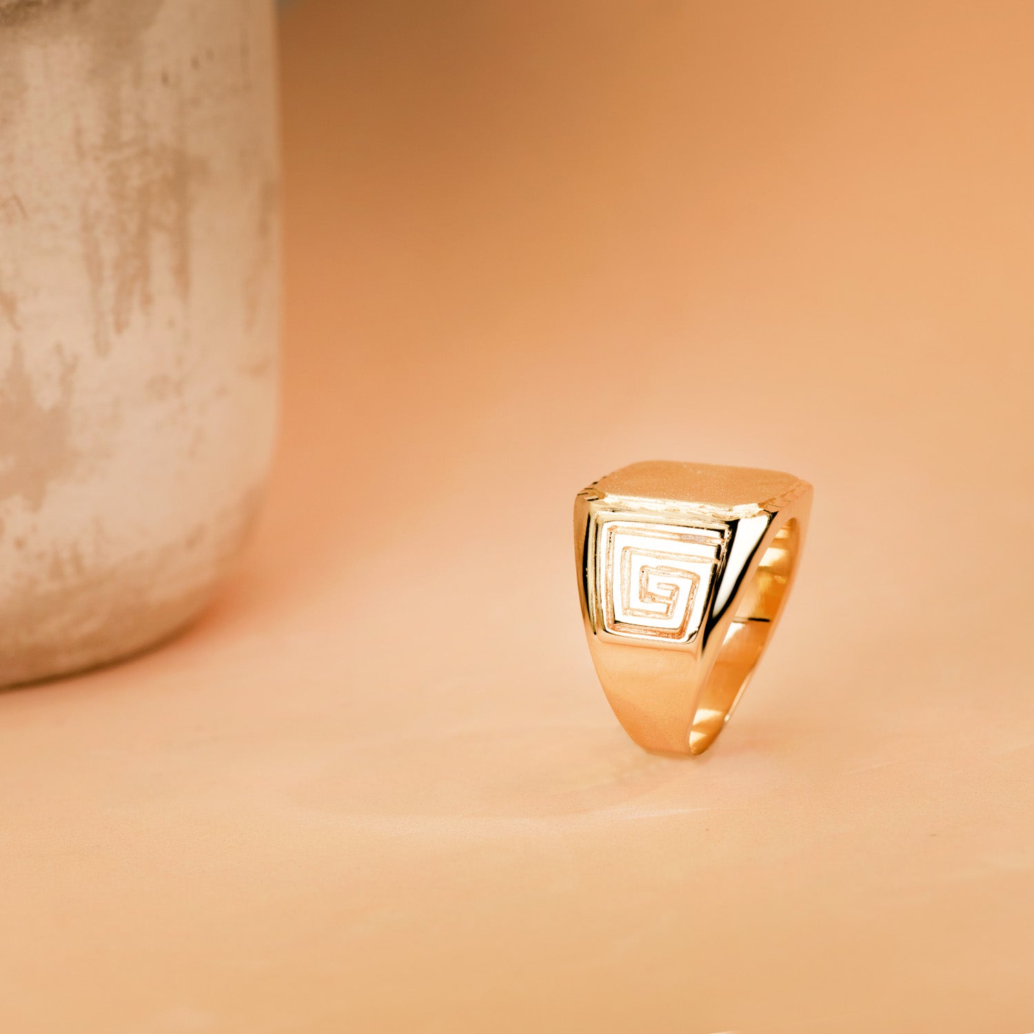 Detalle de los laterales tallados del sello de oro 18k macizo de 18x17 mm