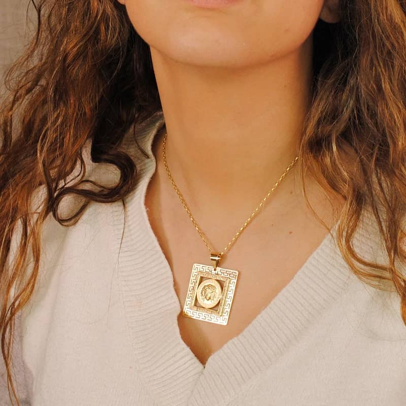 Colgante oro medusa greca cuadrado cuello chica