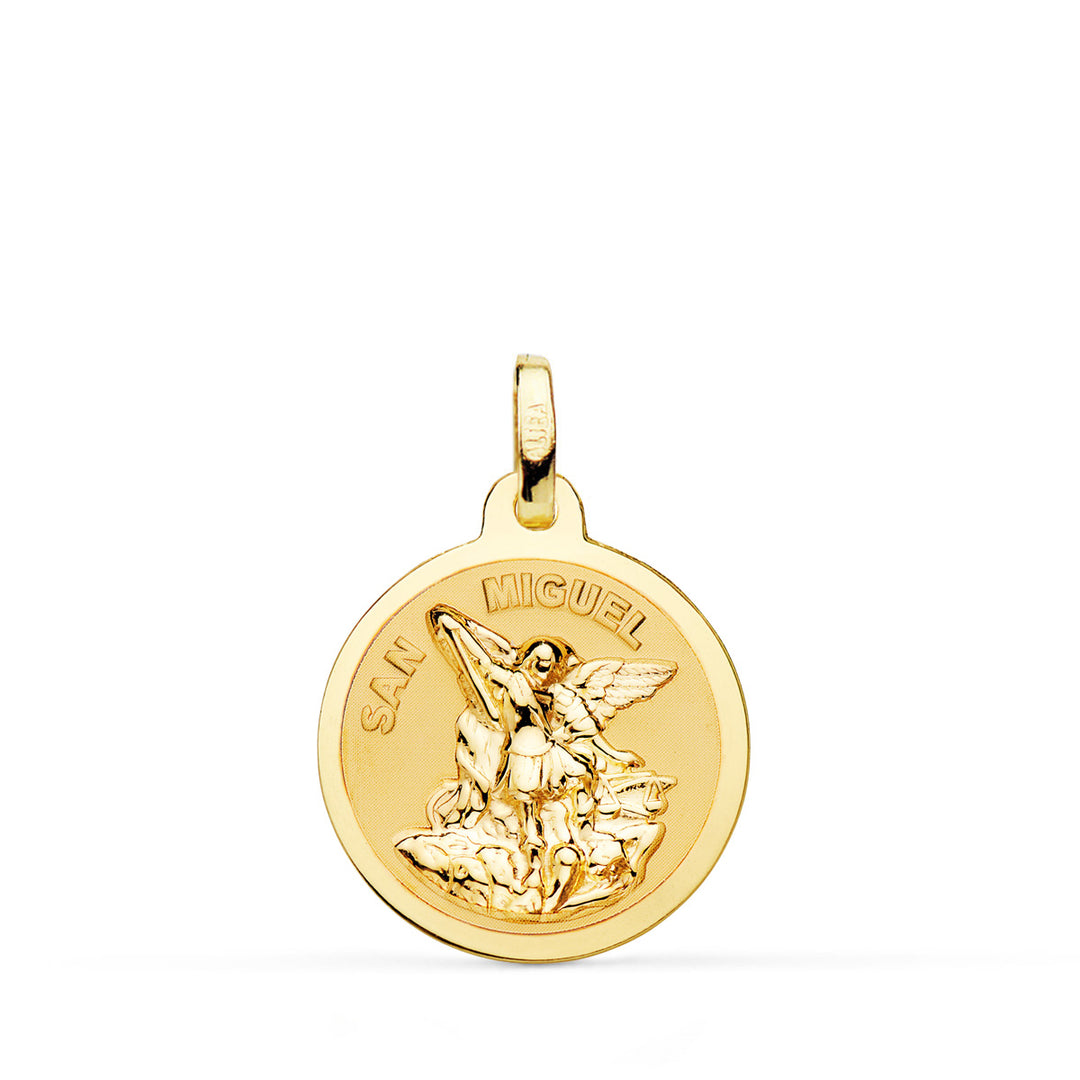 Medalla de San Miguel Arcángel en oro de 18 quilates con acabado brillo y el fondo matizado, de 18 mm