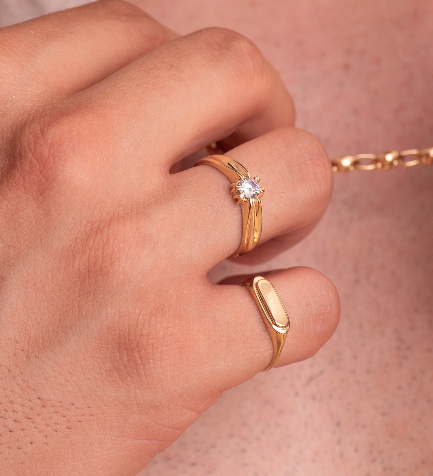 Solitario macizo de oro 18k con circonita de 5 mm puesto en la mano