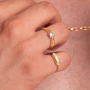 Solitario macizo de oro 18k con circonita de 5 mm puesto en la mano