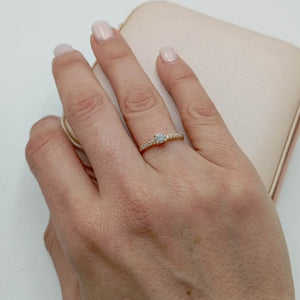 mano con Solitario oro 18k diamante de laboratorio y pavé de circonitas. Brillo de alta joyería