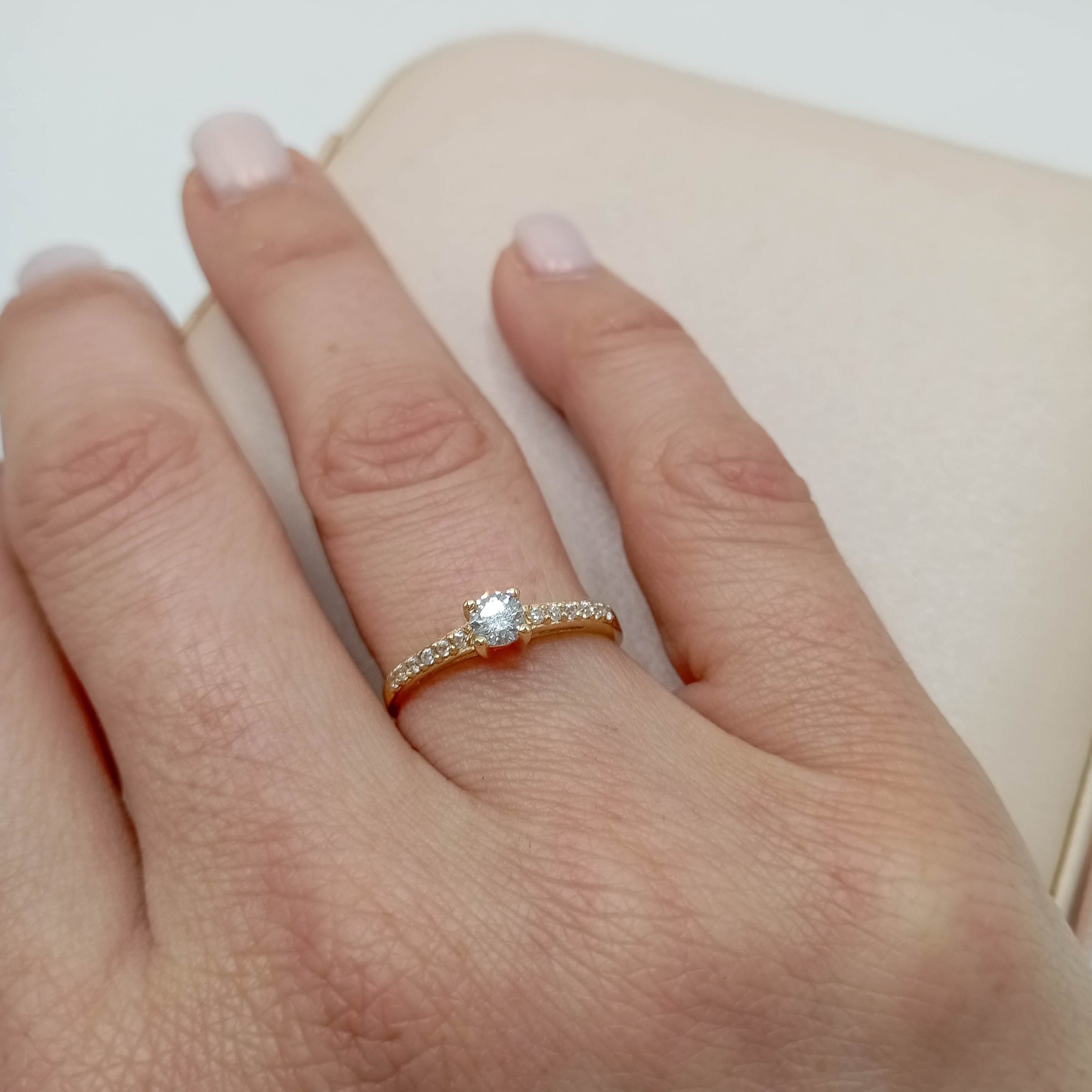 zoom de Solitario oro 18k diamante de laboratorio y pavé de circonitas. Brillo de alta joyería