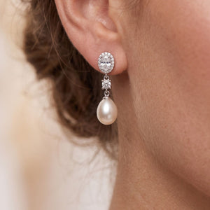 Pendientes mediterráneo plata de ley con circonitas blancas puestos en la oreja