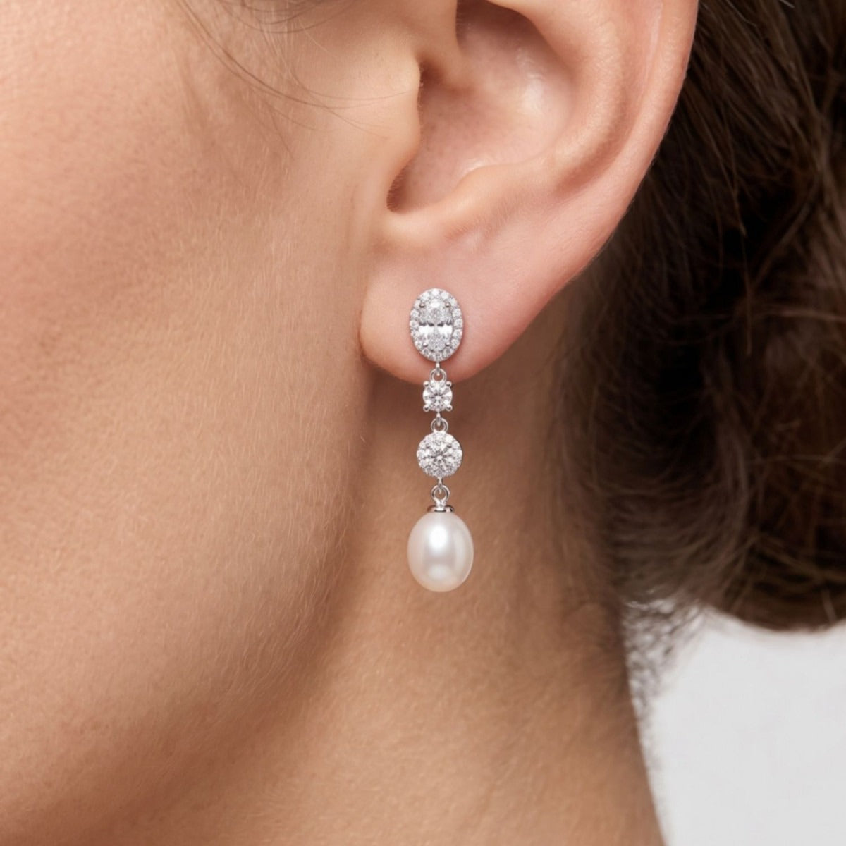 Pendientes mediterráneo plata de ley con circonitas blancas puestos en la oreja