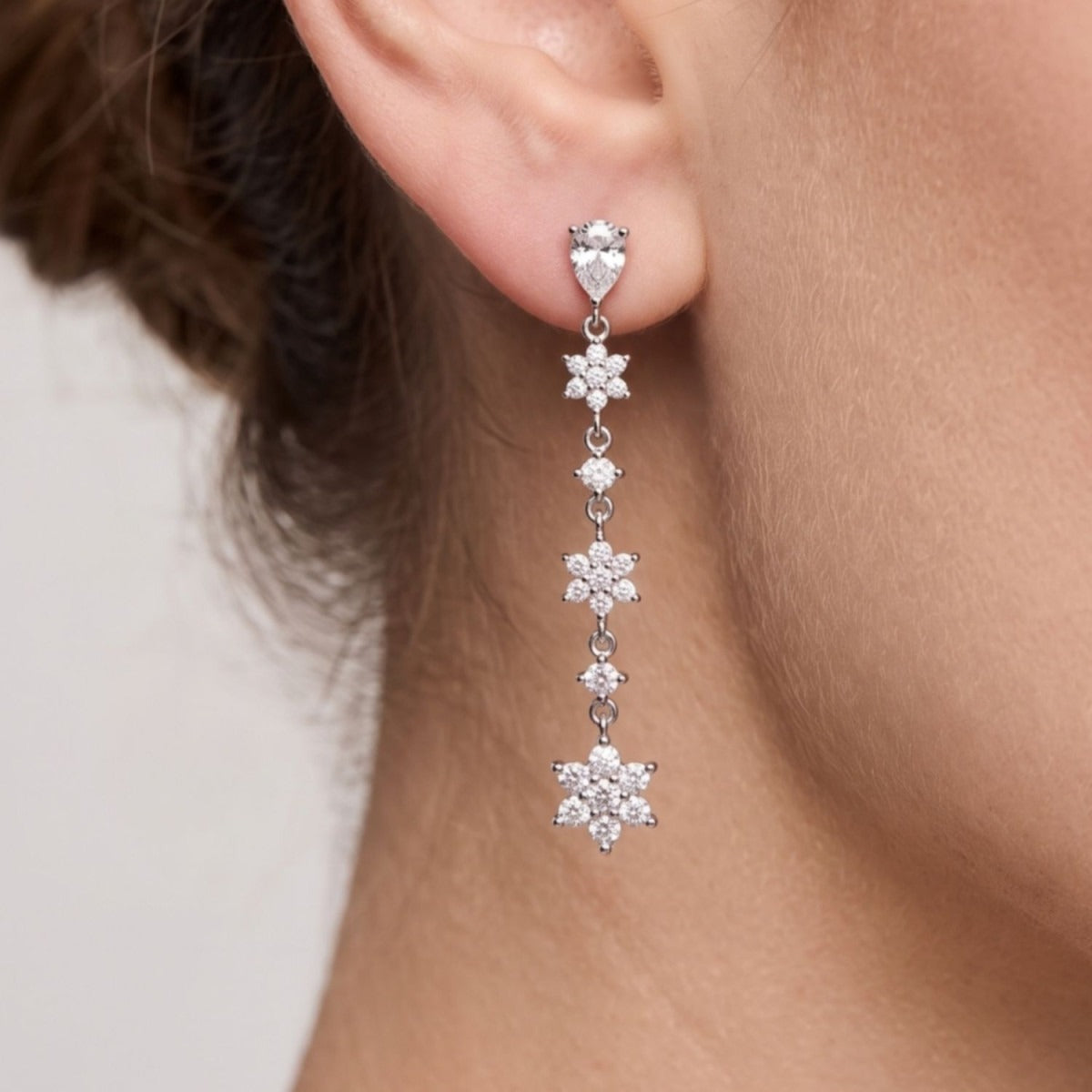 Pendientes bouquet plata de ley con circonitas blancas puestos en la oreja